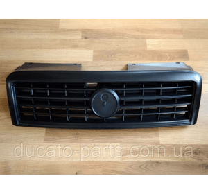 Решітка радіатора Fiat Doblo 735418095