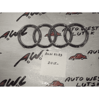 Емблема Audi A4 B9 2015-2020 810853605 зламано одне кріплення