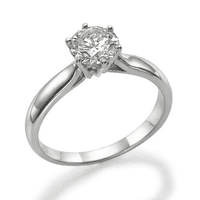 Заручальний перстень з діамантом чи цирконом