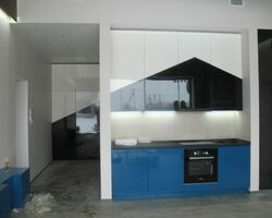 Кухня та шафа для гостьового будиночка в сучасному стилі