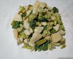 Зелене смузі зі шпинатом та ківі ( ківі, диня, шпинат, яблуко, груша)