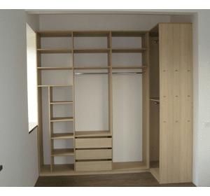 Невелика гардеробна у спальні з розсувними дверима