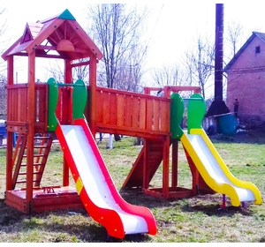 Дитячий майданчик Spielplatz Томас Брукліні з лазнями та двома залізними гірками